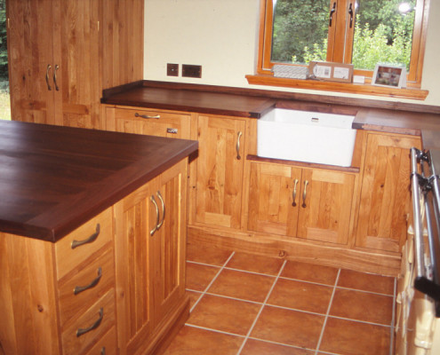 traditional country oak & walnut kitchen
